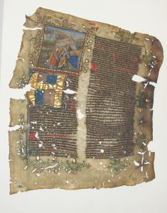 Een van de twee overgebleven bladen van een Bijbels handschrift, geschreven op perkament en fraai versierd met miniaturen. Dit blad bevat het begin van het (apocriefe) bijbelboek Judith en de miniatuur toont Judith met het hoofd van de Assyrische legeraanvoerder Holofernes, ca. 1435/1440 (PLA 313). 