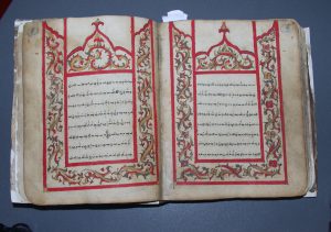 Buginees handschrift uit Zuid-Sulawesi, het vroegere Celebes. Dit met fascinerende illustraties verluchte handschrift vertelt het verhaal over de schepping van de wereld, 19de eeuw (hs. 8018). 
