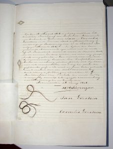 Brief van 1846 met in de marge twee kleine strengen haar opgeplakt van de gebroeders Evertsen: de lichtblonde van Johan naast de donkerblonde van Cornelis (hs. 6786 L).