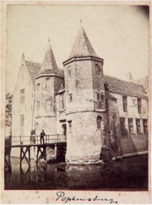 Zelandia Illustrata II-971. Foto van Popkensburg door C.J. Dirksen, 1861. Hoog 8 cm, breed 6 cm. In bruikleen bij het Zeeuws Archief.