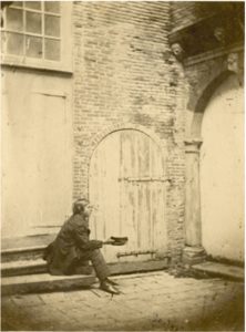 Zelandia Illustrata II-2770/5. Binnenplaats kasteel Popkensburg. Foto circa 1861. Hoog 11 cm, breed 8 cm. In bruikleen bij het Zeeuws Archief.