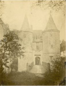 Zelandia Illustrata II-2770/2. Brug over de binnengracht naar hoofdingang. Foto circa 1861. Hoog 11,3 cm, breed 8 cm. In bruikleen bij het Zeeuws Archief.