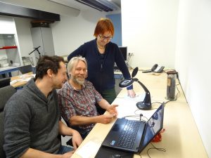 Links Pieterjan Deckers, midden Torben Trier Christiansen, rechts Aagje Brugman. De foto is gemaakt door H. Hendrikse.