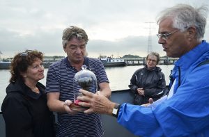 Overhandiging kado aan Fam. Schot Foto: Lex Kattenwinkel
